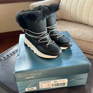 Geox Falena ABX 13
MODEL NUMBER: 9614386 women’s size 7 new with box.